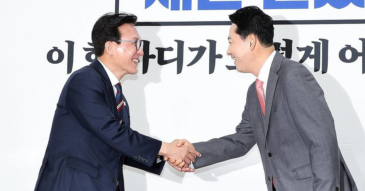 더불어민주당 김민석 대표(왼쪽)와 국민의힘 장동혁 대표가 24일 국회에서 만나 반갑게 악수하고 있다. 김 대표는 취임 인사차 국민의힘을 방문했다 / 연합뉴스