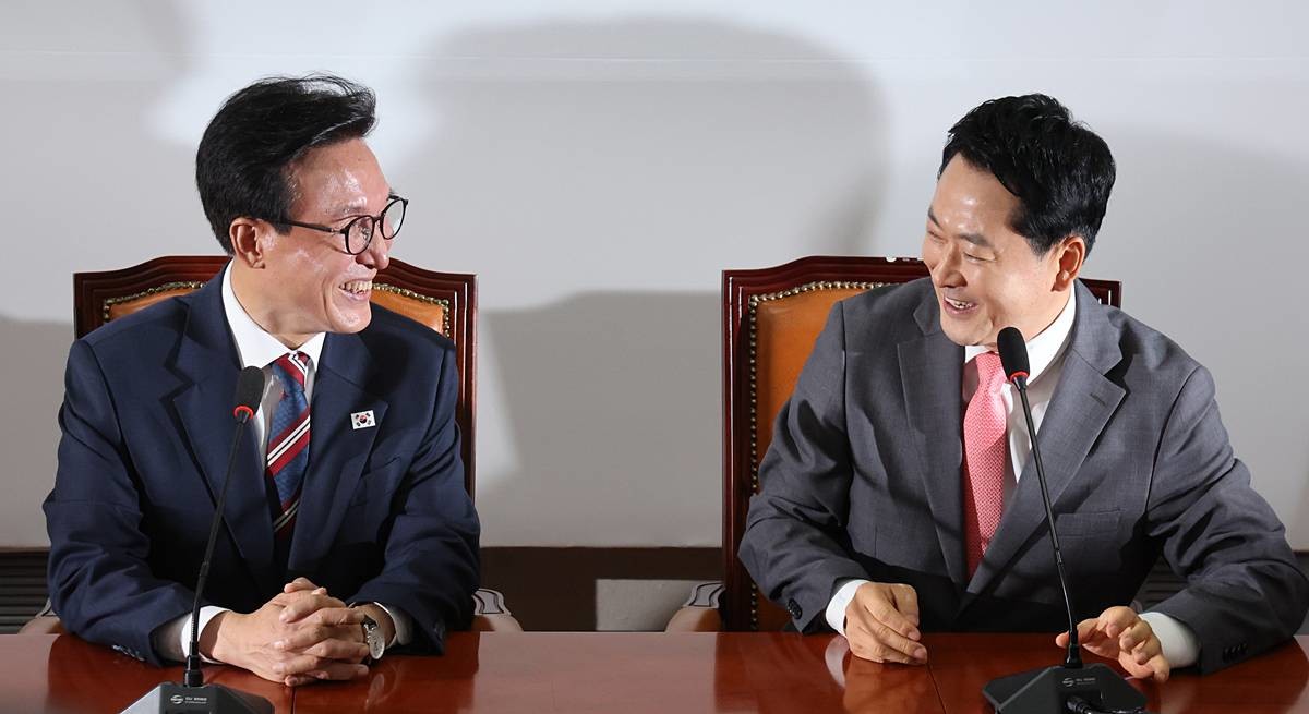김민석 더불어민주당 대표가 24일 서울 여의도 국회에서 장동혁 국민의힘 대표를 예방, 대화를 나누고 있다 / 뉴스1