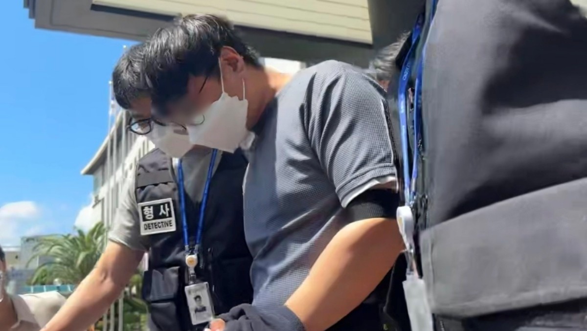 지난 5월 실종된 장미란 씨(37)의 사건을 허위 종결한 혐의로 긴급체포된 A 경장이 24일 제주지방법원에서 체포적부심 심사를 받고 나오고 있다. / 뉴스1