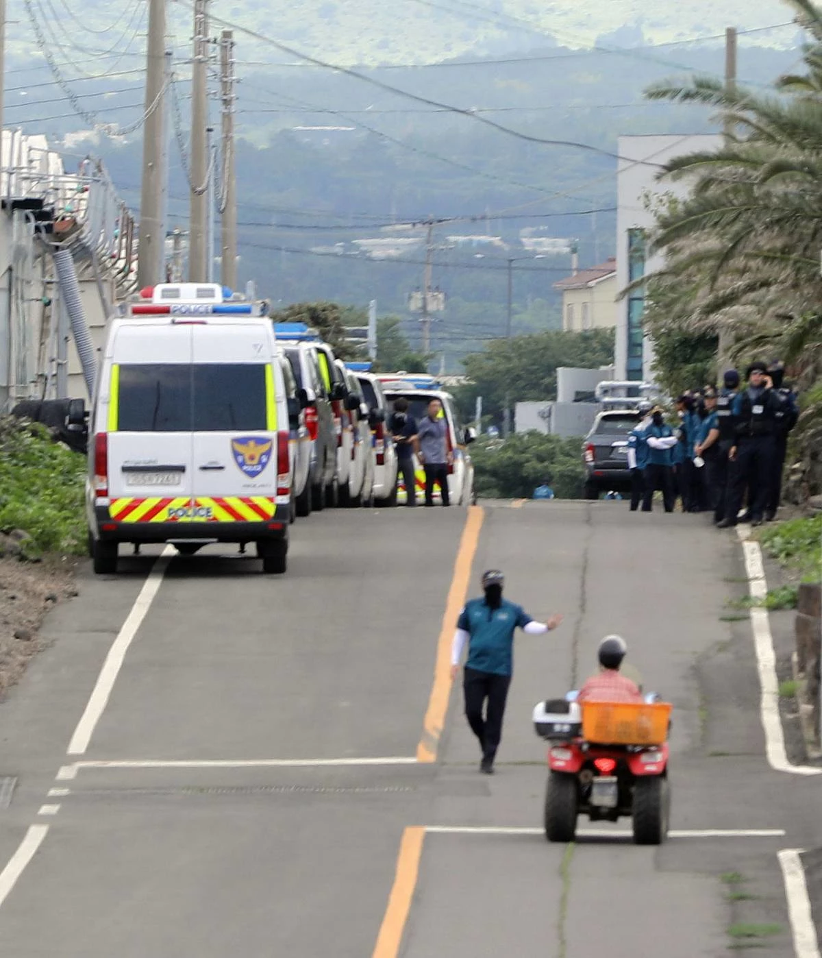 24일 오전 제주시 한림읍 모 초등학교 인근 야자수밭에서 실종된 장미란 씨로 추정되는 시신이 발견돼 경찰이 일대를 통제하고 감식 작업을 하고 있다. 해당 사건은 담당 경찰이 실종 신고를 허위 종결해 논란이 되고 있다. / 뉴스1