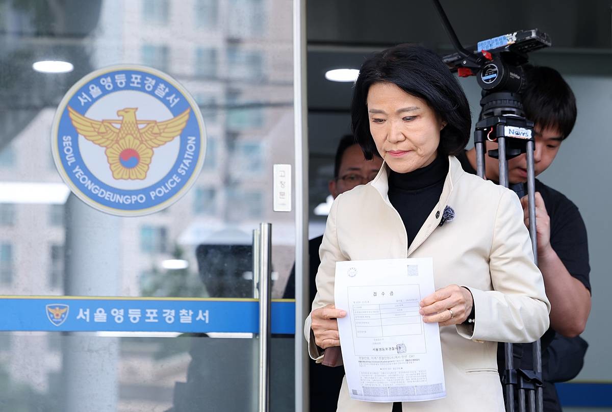 이진숙 국민의힘 의원(당 미디어위원장)이 24일 서울 영등포경찰서에서 자신을 '여자 히틀러'라고 표현한 김민석 더불어민주당 대표를 모욕 혐의로 고소장을 제출한 후 접수증을 들고 민원실 밖으로 나오고 있다 / 뉴스1
