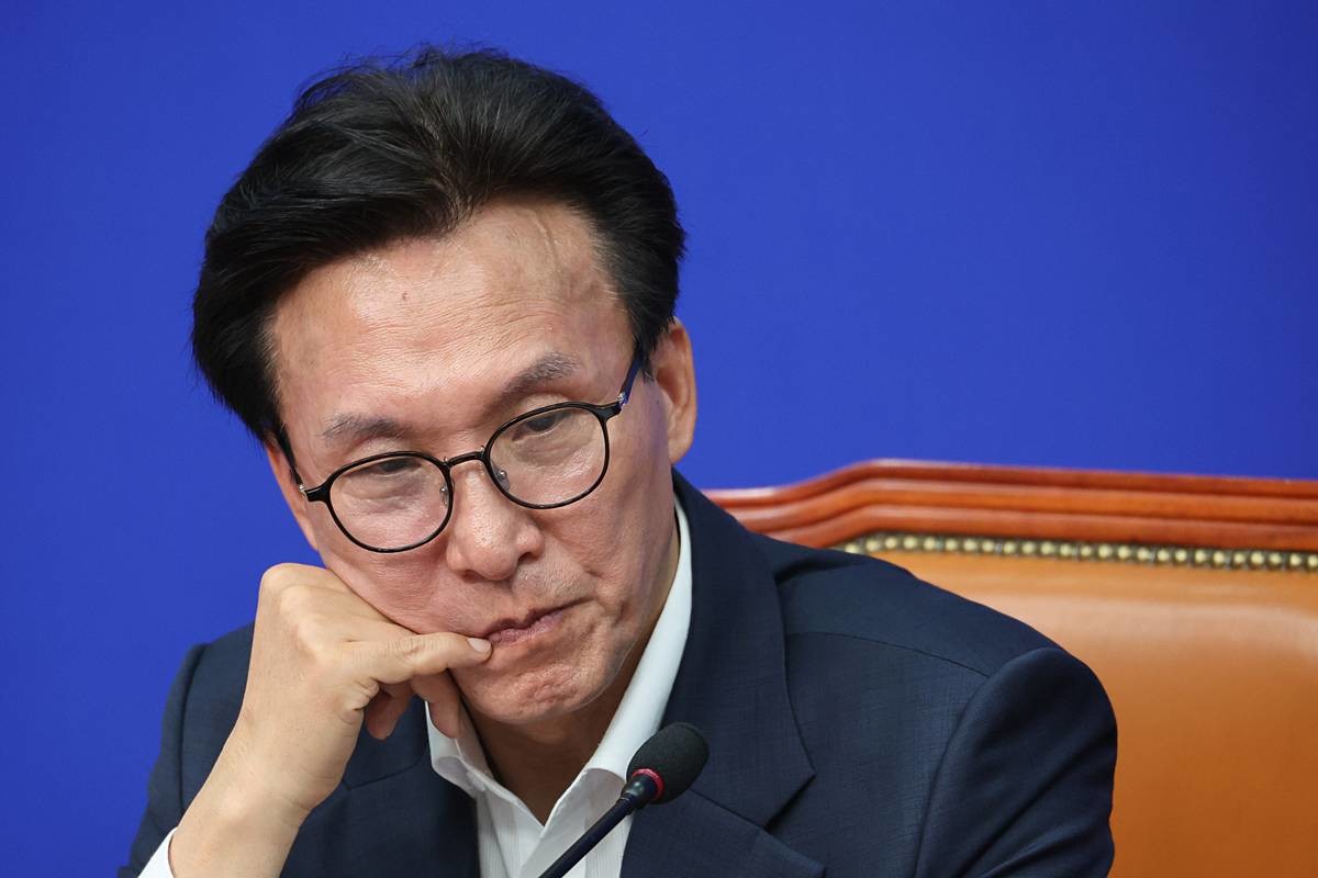김민석 더불어민주당 대표가 24일 서울 여의도 국회에서 열린 최고위원회의에서 생각에 잠겨 있다 / 뉴스1