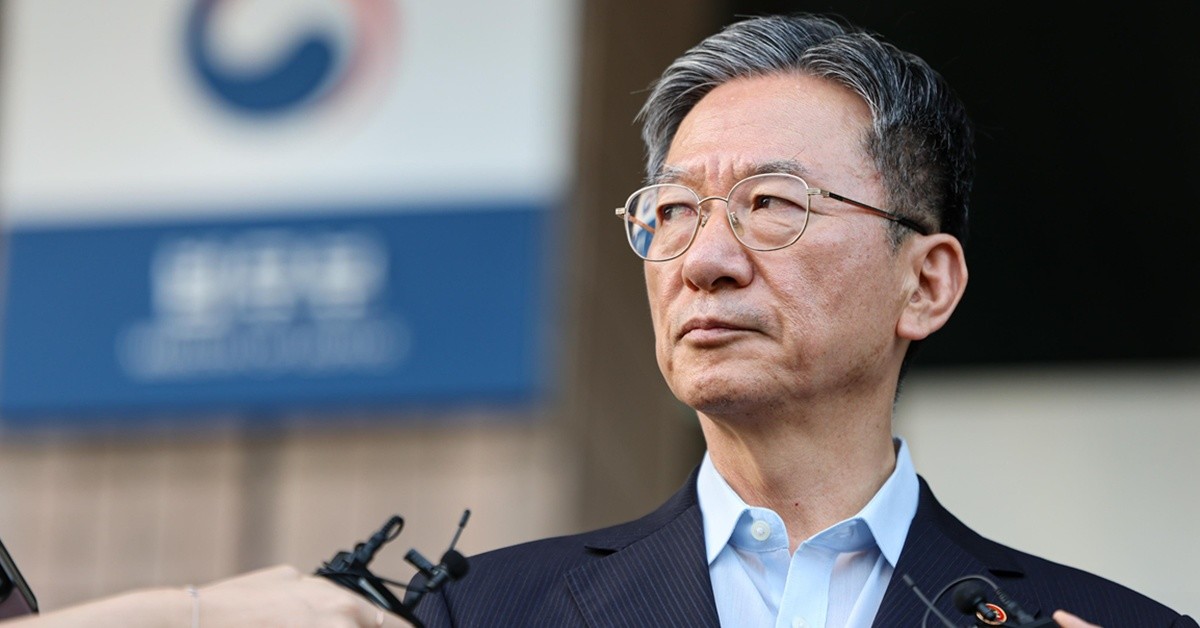 정성호 법무부 장관이 지난 18일 정부과천청사 법무부를 나서며 취재진 질문에 답하고 있다. 정 장관은 이날 검찰 개혁관련 입법 마무리와 건강상 이유로 사직서를 제출한 것으로 알려졌다. / 뉴스1