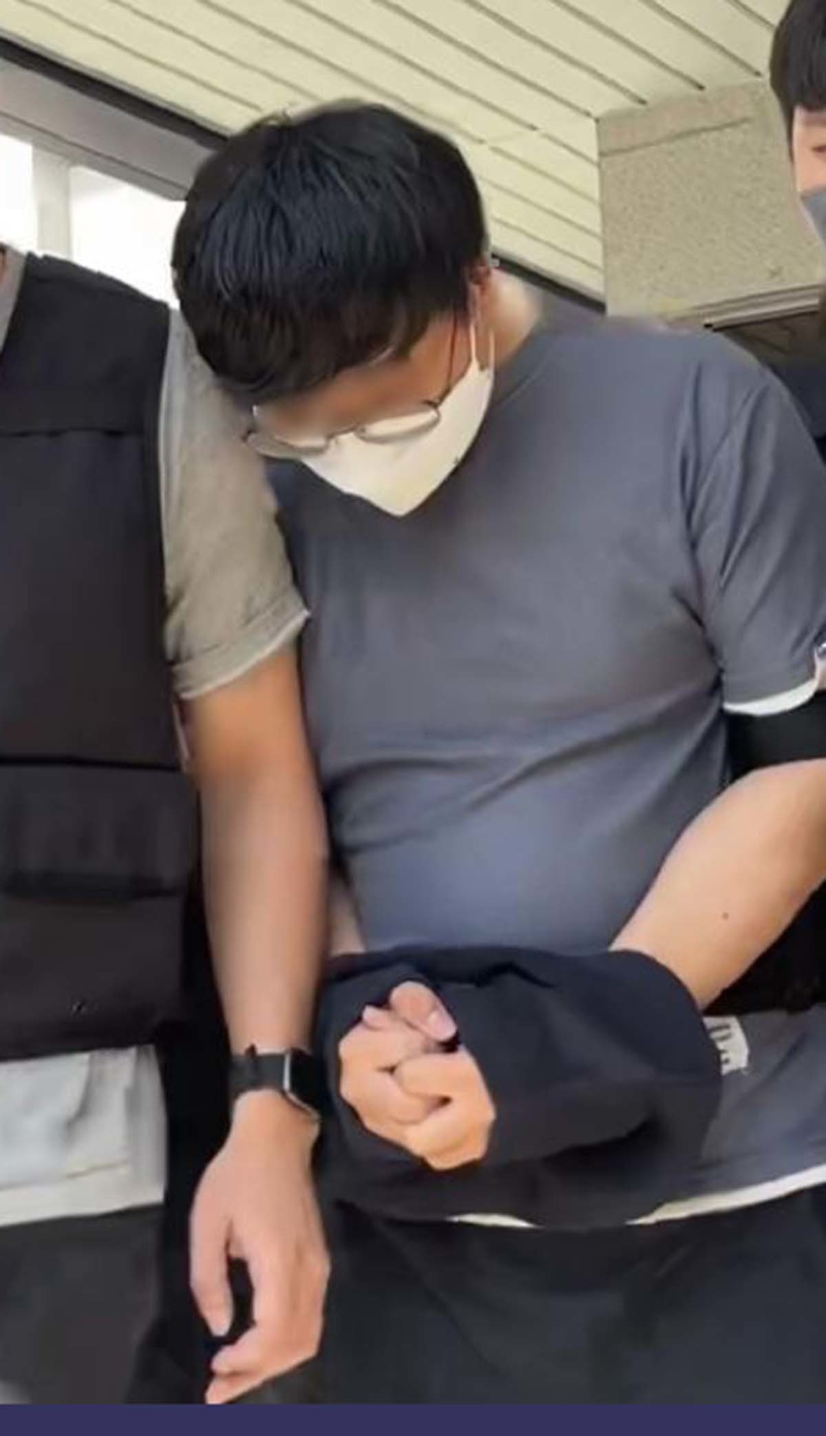 지난 5월 실종된 장미란 씨(37)의 사건을 허위 종결한 혐의로 긴급체포된 A 경장이 24일 제주지방법원에서 체포적부심 심사를 받고 나오고 있다. / 뉴스1