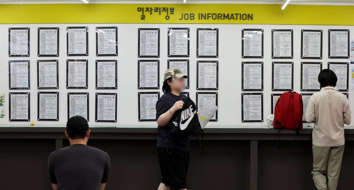 구직자들이 일자리정보 게시판을 살펴보고 있다. / 뉴스1