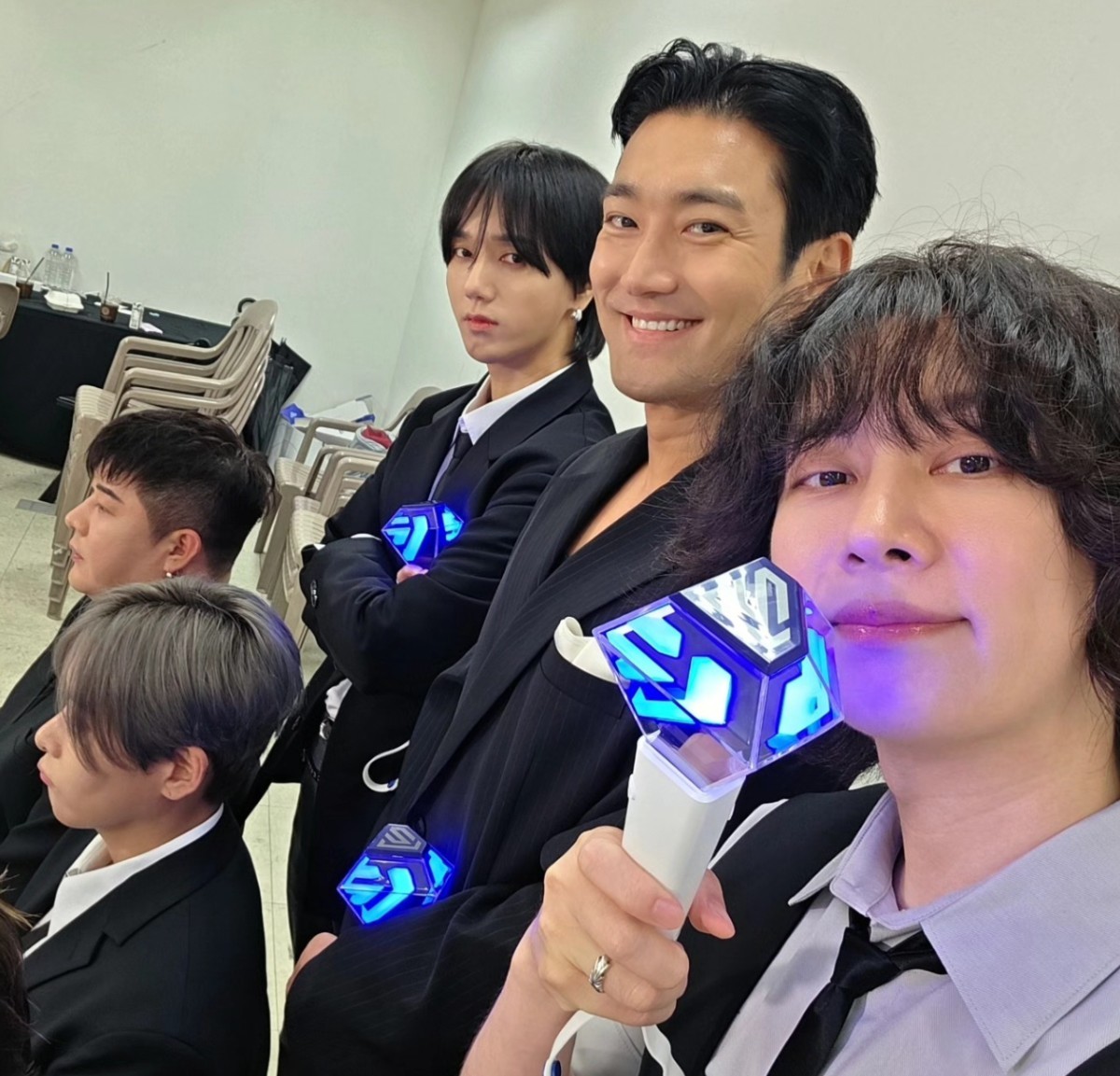 그룹 슈퍼주니어 멤버들과 김희철 / 김희철 인스타그램