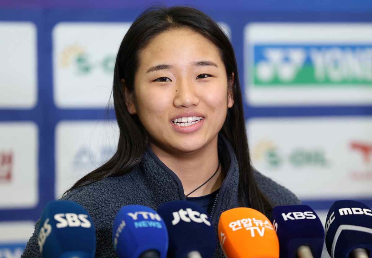 인도 오픈 2연패를 거두고 돌아온 '배드민턴 여제' 안세영(24·삼성생명)이 지난 1월 인천국제공항을 통해 귀국해 소감을 밝히고 있다. 안세영은 인도 뉴델리에서 열린 세계배드민턴연맹(BWF) 월드투어 인도오픈(슈퍼 750) 여자 단식 결승전에서 왕즈이를 완파하며 올해 두 번째 우승을 기록했다. / 뉴스1