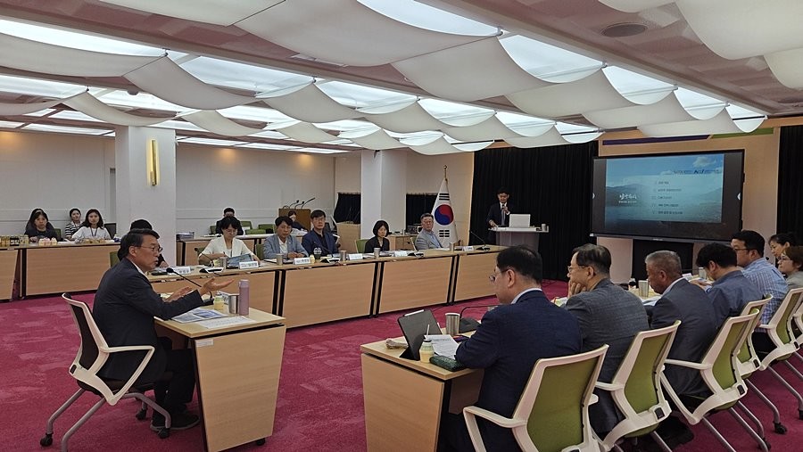 김상수 부시장이 관광진흥위원회 위원들과 함께 관광전략 사업을 논의하고 있다
