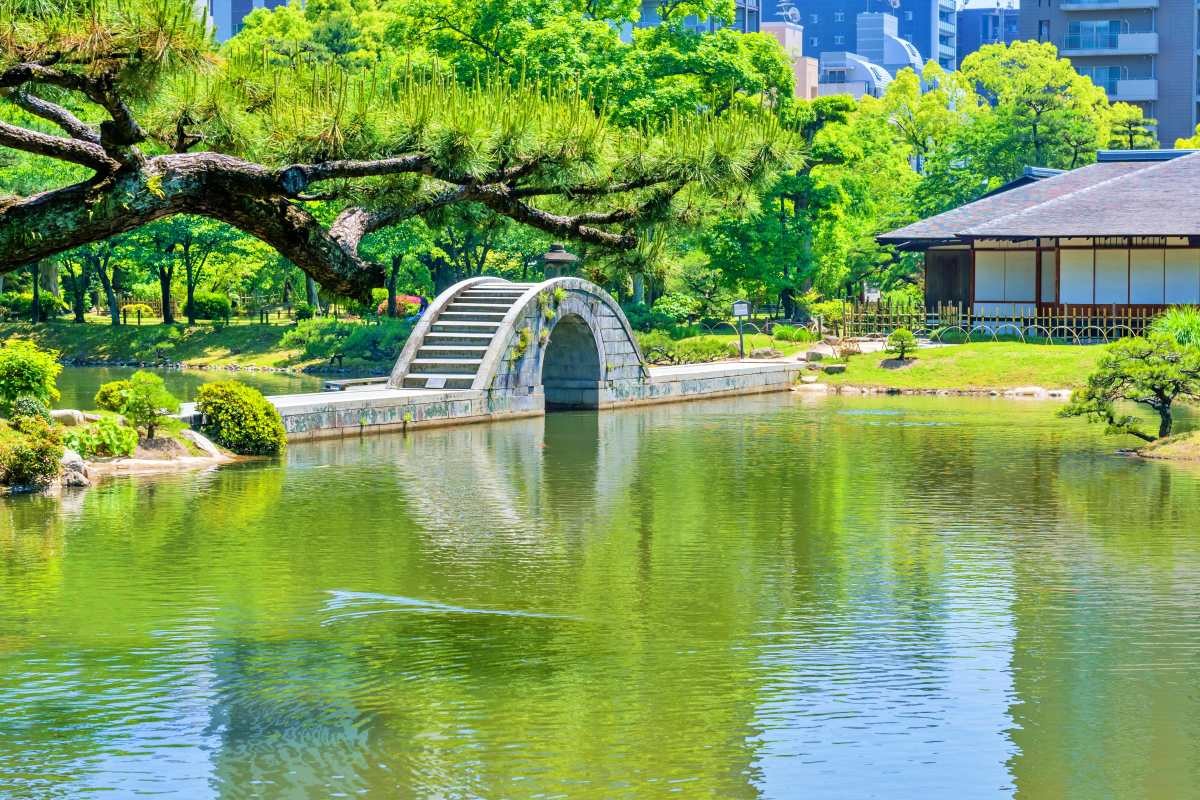 히로시마시에 위치한 전통 정원 슛케이엔. / aminkorea-shutterstock.com