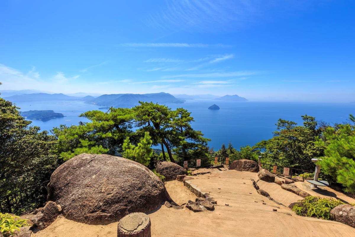 미센산 정상 전망대에서 바라본 세토 내해 풍경. / Bossa Art-shutterstock.com