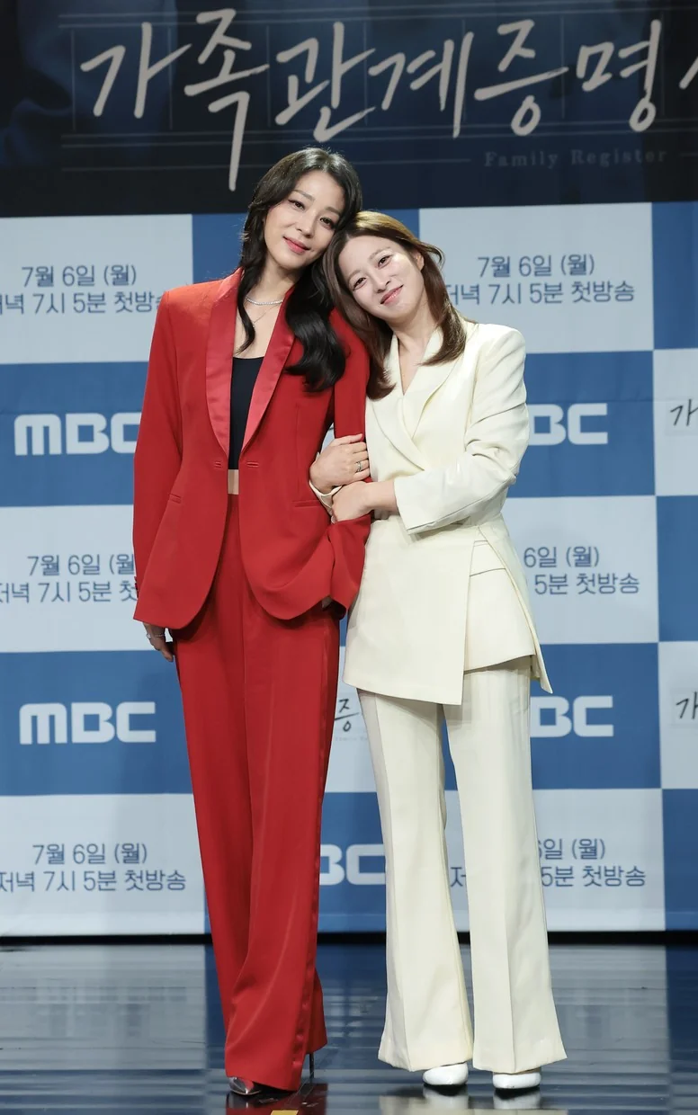 한고은과 박세영이 '가족관계증명서' 제작발표회에서 엄마와 딸 역할로 포즈를 취했다. (사진=뉴스1)
