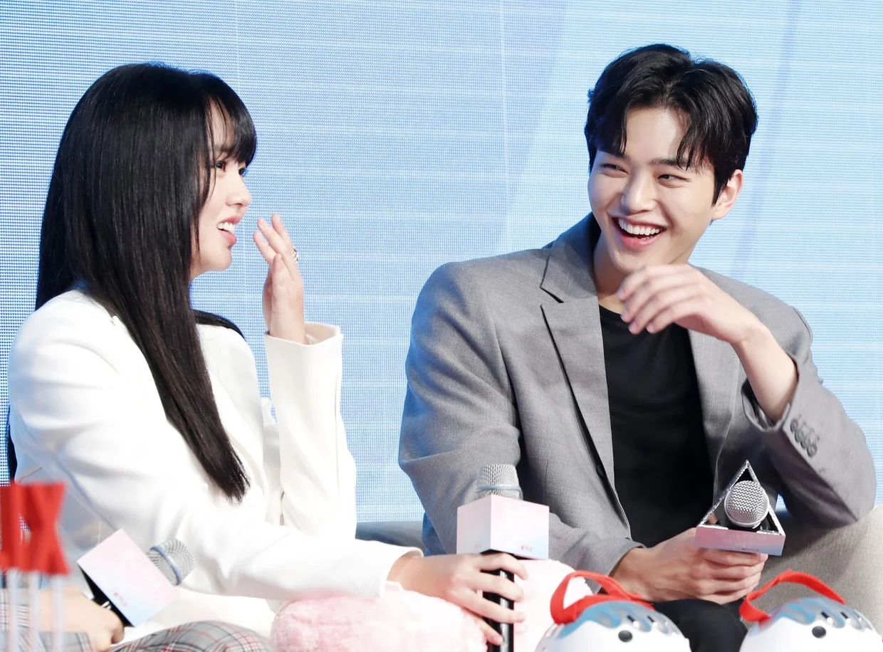 송강과 김소현이 함께 웃으며 대화하는 모습 (사진=뉴스1)