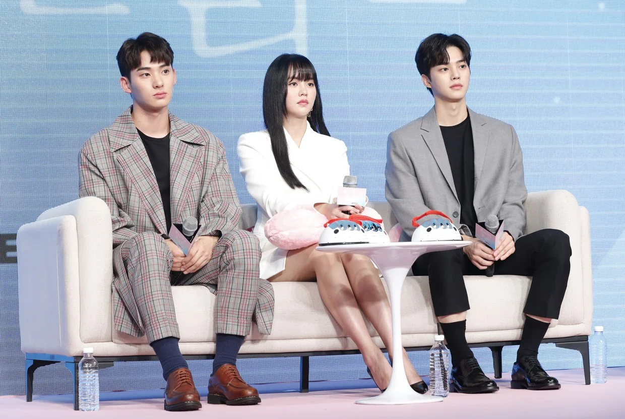 정가람, 김소현, 송강이 나란히 앉아 진지한 표정으로 있는 모습 (사진=뉴스1)