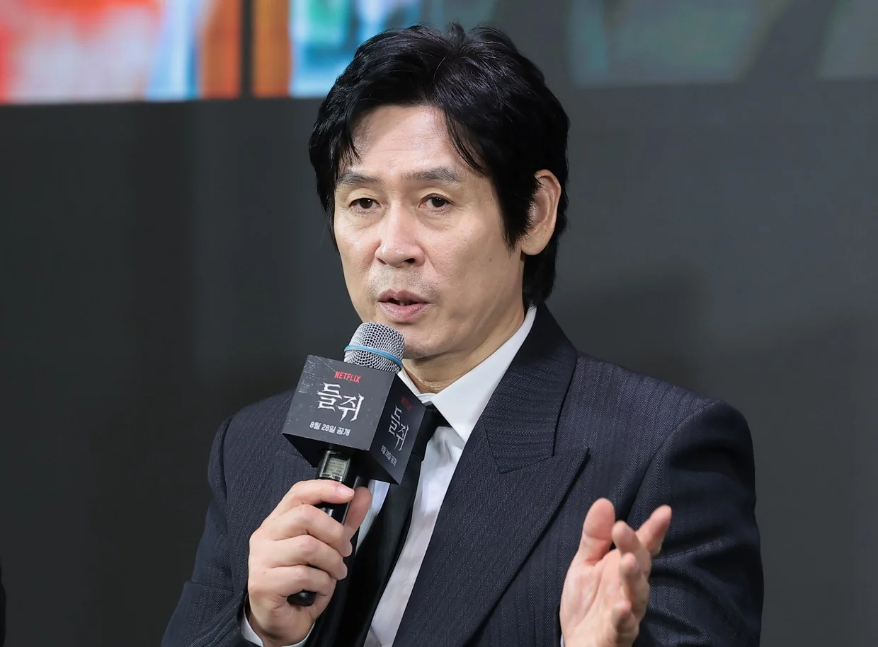 마이크를 들고 설명하는 설경구 (사진=뉴스1)