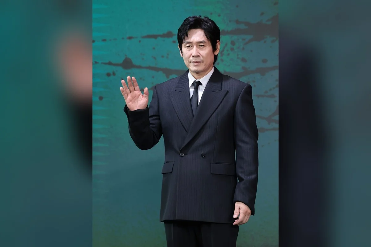 무대에서 손을 들어 인사하는 설경구 (사진=뉴스1)