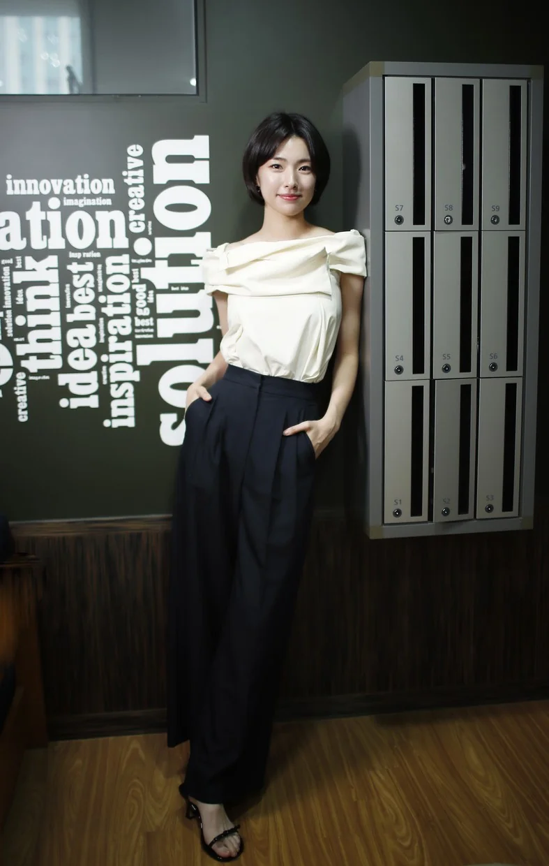 크림색 오프숄더 상의를 입은 여성의 우아한 자태 (사진=뉴스1)