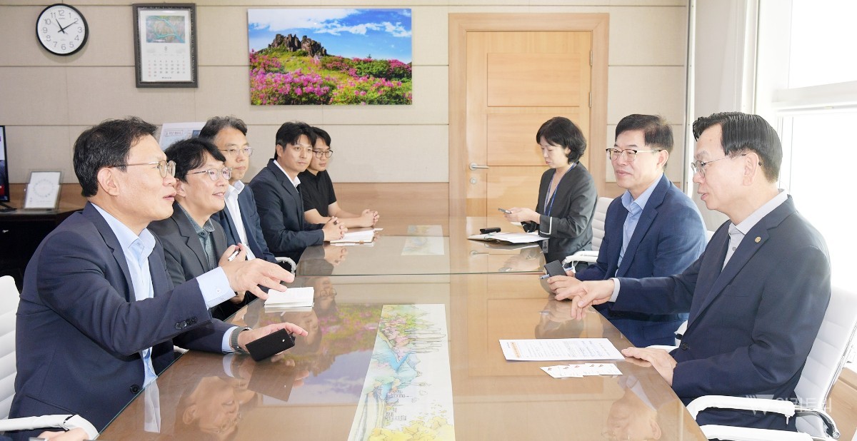 고광완 전남광주통합특별시 안전민생부시장, 염성진 SK하이닉스 사장 환담 고광완 전남광주통합특별시 안전민생부시장이 24일 전남광주통합특별시 광주청사에서 염성진 SK하이닉스 사장과 호남권 반도체 클러스터의 성공적 추진을 위한 협력방안을 논의하고 있다. /전남광주통합특별시