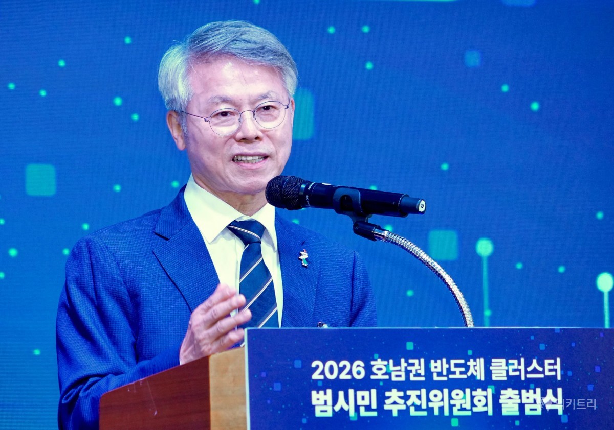 민형배 전남광주통합특별시장이 24일 오후 광주상공회의소에서 열린 ‘호남권 반도체 클러스터 범시민추진위원회’에 참석해 인사말을 하고 있다./전남광주통합특별시