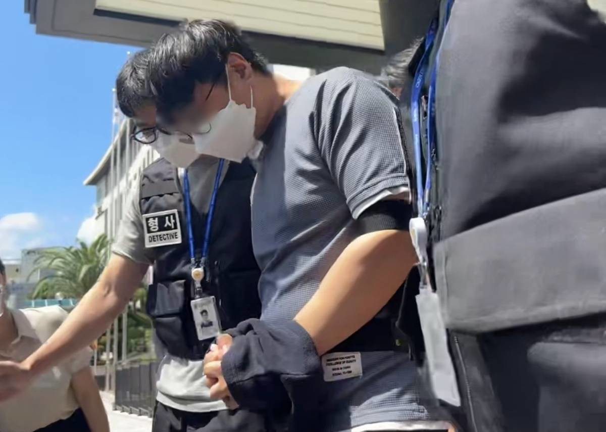 지난 5월 실종된 장미란 씨(37)의 사건을 허위 종결한 혐의로 긴급체포된 A 경장이 지난 24일 제주지방법원에서 체포적부심 심사를 받고 나오고 있다 / 뉴스1