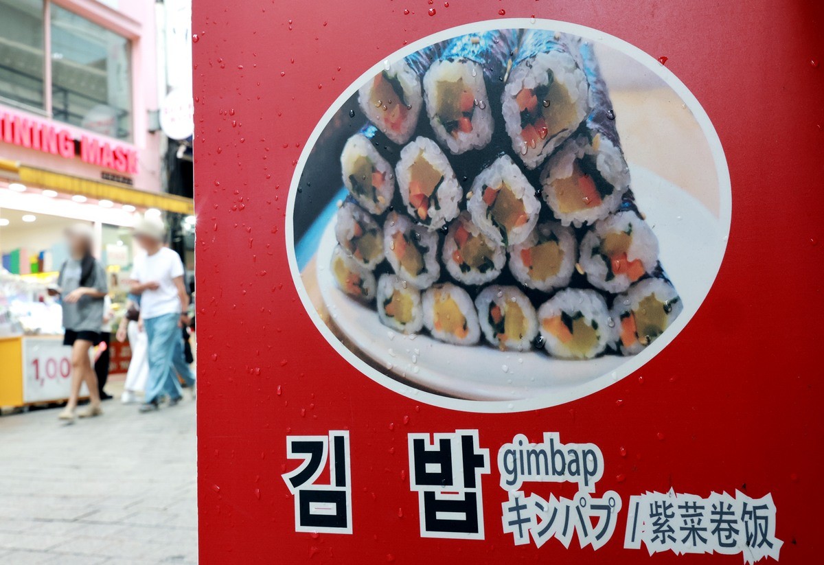 기사 이해를 돕기 위한 자료 사진. 주요 외식 메뉴 가격의 오름세가 올해 하반기에도 이어지고 있다. 삼계탕과 냉면뿐만 아니라 부담 없이 한 끼로 먹는 김밥 가격까지 지난달 상승한 것으로 조사됐다. 25일 한국소비자원 가격정보종합포털 '참가격'을 살펴보면 7월 서울 지역 삼계탕 평균 가격은 1만 8154원에서 1만 8192원으로 올랐다. 냉면은 1만 2615원에 1만 2692원으로 상승했다. 김밥 한 줄 가격도 3838원에서 3869원으로 올랐다.      / 뉴스1