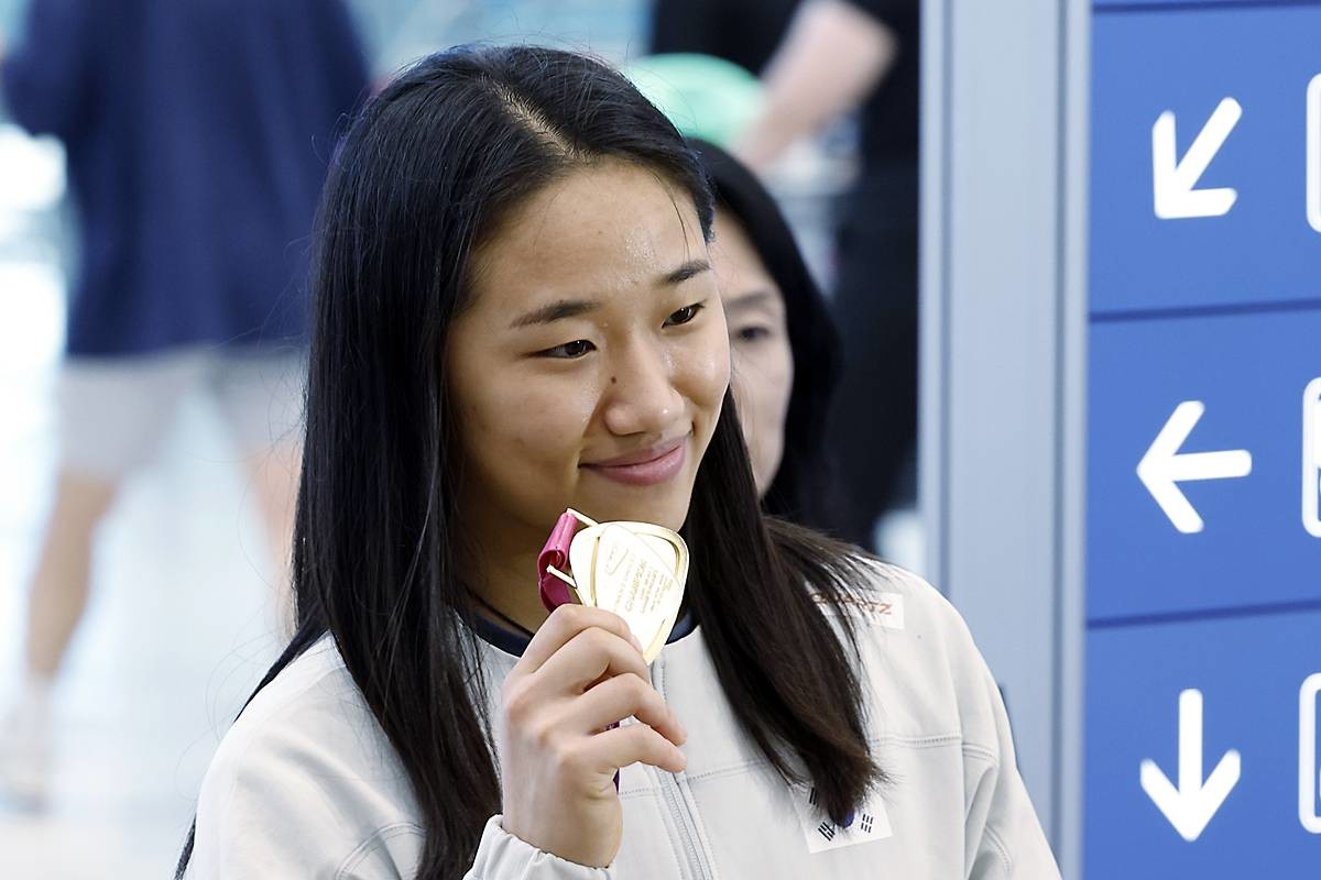 2026 세계배드민턴연맹(BWF) 세계선수권대회 여자 단식을 제패한 안세영이 25일 오전 인천국제공항을 통해 귀국해 우승 메달을 들어 보이고 있다. 세계랭킹 1위 안세영은 지난 23일(한국시간) 인도 뉴델리에서 열린 2026 세계배드민턴연맹(BWF) 세계선수권대회 여자단식 결승에서 야마구치 아카네(2위·일본)를 49분 만에 게임 스코어 2-0(21-17 21-14)으로 제압하며 지난 2023년 우승 이후 3년 만에 다시 세계선수권 정상에 올랐다 / 뉴스1