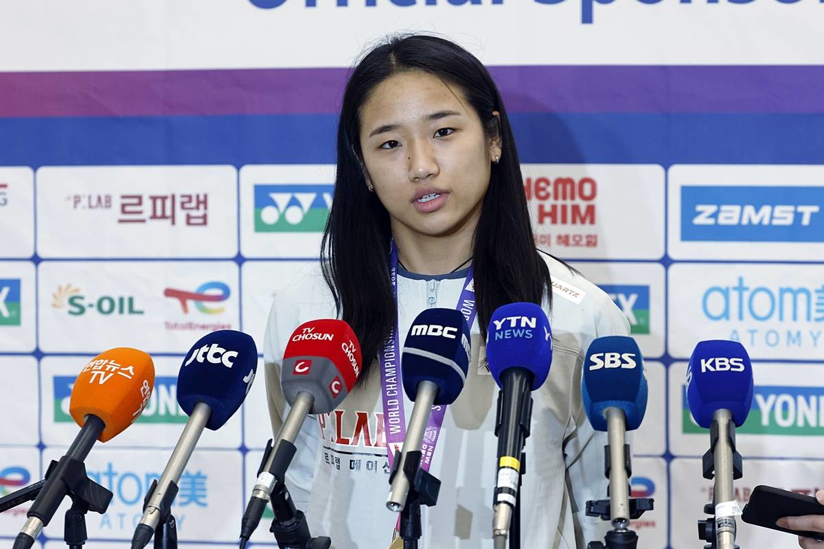 2026 세계배드민턴연맹(BWF) 세계선수권대회 여자 단식을 제패한 안세영이 25일 오전 인천국제공항을 통해 귀국해 취재진과 인터뷰를 하고 있다. 세계랭킹 1위 안세영은 지난 23일(한국시간) 인도 뉴델리에서 열린 2026 세계배드민턴연맹(BWF) 세계선수권대회 여자단식 결승에서 야마구치 아카네(2위·일본)를 49분 만에 게임 스코어 2-0(21-17 21-14)으로 제압하며 지난 2023년 우승 이후 3년 만에 다시 세계선수권 정상에 올랐다 / 뉴스1