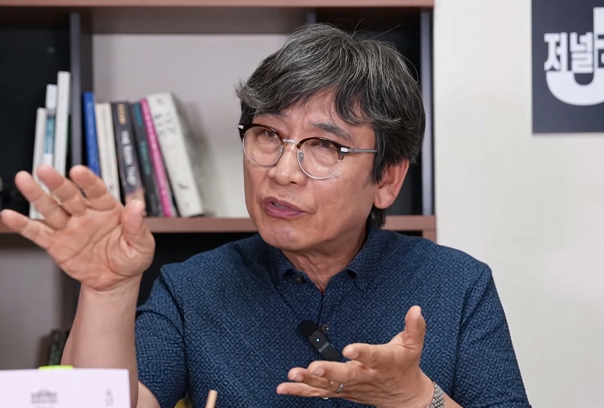 유시민 작가가 '저널리스트' 유튜브 방송에 출연해 이재명 대통령을 비판하고 있다. / '저널리스트' 유튜브 영상 캡처