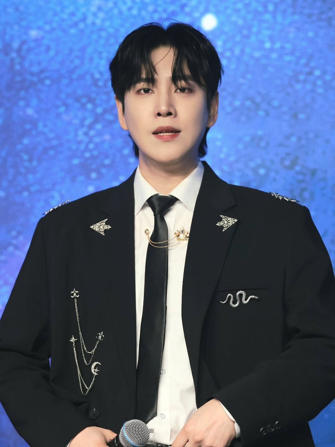 래현 자료사진. 래현은 24일 자신의 SNS(사회관계망서비스)에 자필 편지를 올리고 팬들에게 직접 결혼 사실을 알렸다. 1991년생인 래현은 가수 이전에 배우로 먼저 연예계에 발을 들였다. 2012년에는 포커즈에 새 멤버로 합류하며 본격적인 가수 활동을 시작했다. 포커즈는 2010년 진온, 이유, 칸, 예준 체제로 데뷔한 그룹이다. 이유가 2011년 팀을 떠난 뒤 래현과 대건이 새롭게 가세하면서 라인업이 재편됐고, 2023년에는 앞서 탈퇴했던 멤버들이 다시 뭉쳐 현재는 6인조로 활동을 이어오고 있다. / 래현 인스타그램