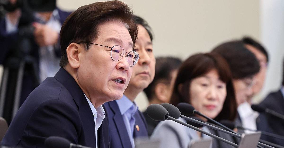 이재명 대통령이 25일 청와대에서 열린 국무회의에서 발언을 하고 있다 / 뉴스1