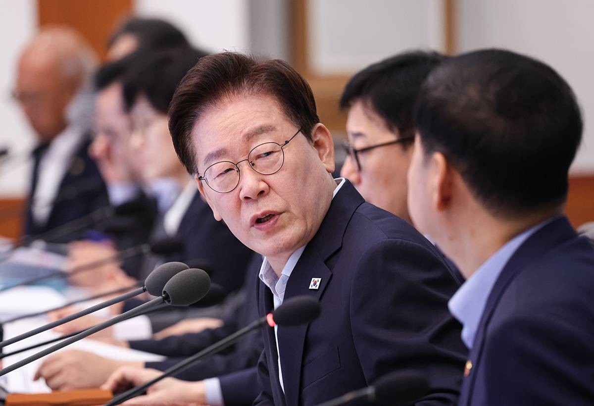 이재명 대통령이 25일 청와대에서 열린 국무회의에서 발언을 하고 있다 / 뉴스1