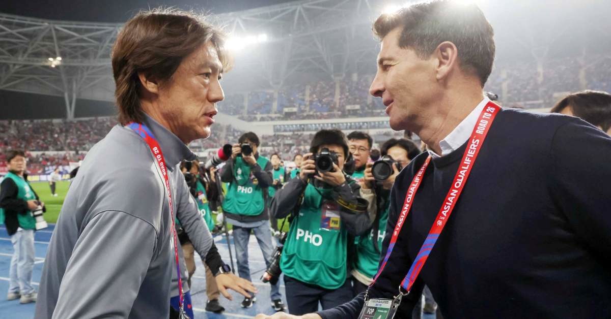 2024년에 열린 2026 국제축구연맹(FIFA) 북중미 월드컵 아시아 3차 예선 B조 4차전 대한민국과 이라크의 경기에서 홍명보 대한민국 축구 대표팀 감독과 헤수스 카사스 이라크 축구대표팀 감독이 악수를 나누고 있다. / 뉴스1
