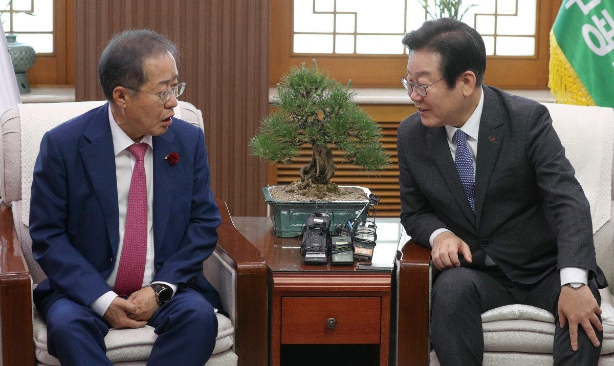 2023년 5월 당시 이재명 더불어민주당 대표가 대구시청 산격청사 접견실에서 홍준표 대구시장과 환담을 나누고 있는 모습. / 뉴스1