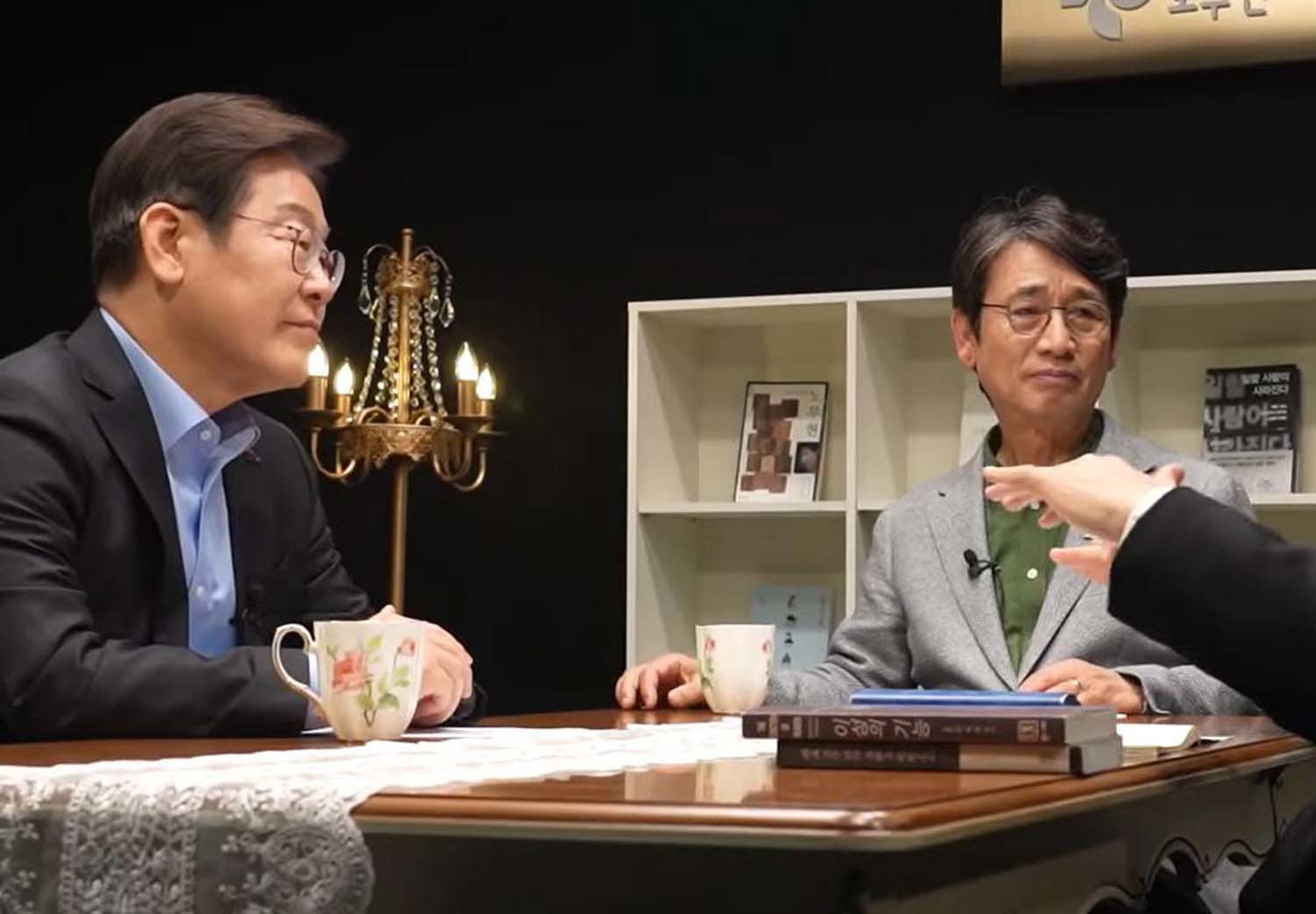 '사람사는세상노무현재단' 유튜브 채널에서 진행한 '특집대담] 위기의 대한민국, 새 정부의 과제는? | 유시민, 이재명, 도올 김용옥' 방송에 유시민 작가와 출연한 바 있다. 당시 방송 영상을 캡처한 것이다.