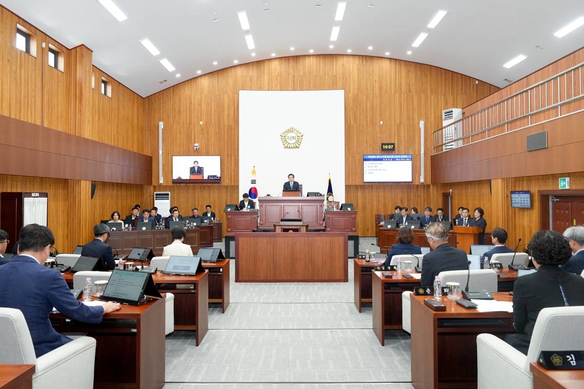 경주시의회는 8월 25일 의회 본회의장에서 제300회 임시회 제1차 본회의를 열고 7일간의 의사일정에 돌입했다./이하 경주시의회