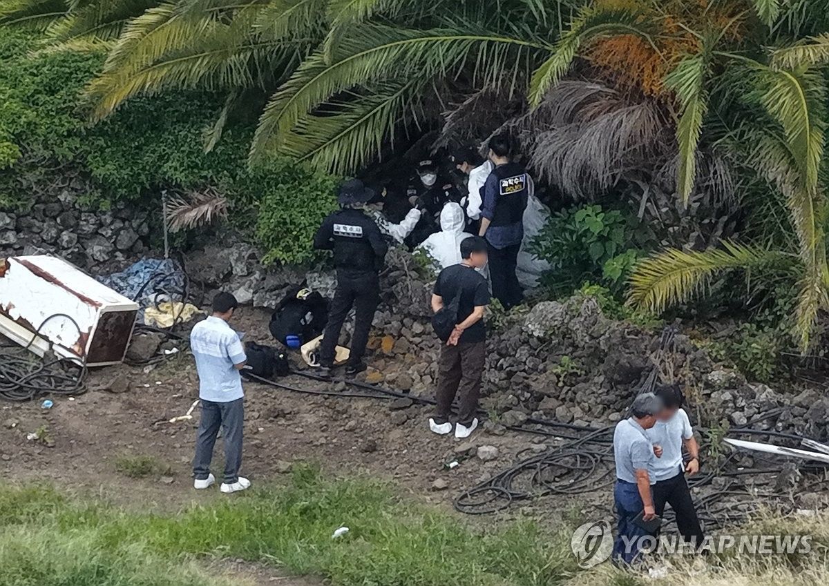 경찰이 지난 24일 제주시 한림읍 수원리의 한 야자수농장에서 수개월 전 실종됐던 장미란씨 시신을 발견해 현장 감식을 진행하고 있다. / 연합뉴스