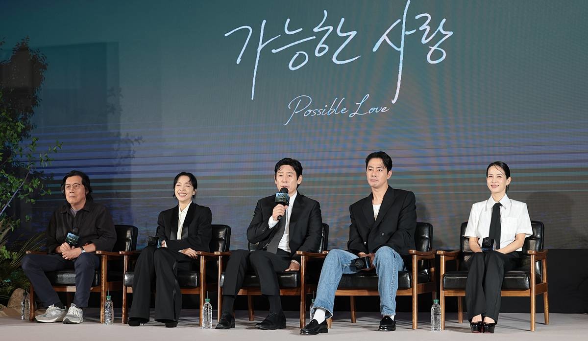 배우 설경구(왼쪽 세번째)가 25일 서울 마포구 호텔 나루 서울 엠갤러리에서 열린 넷플릭스 영화 ‘가능한 사랑’ 제작보고회에 참석해 취재진 질문에 답하고 있다. ‘가능한 사랑’은 해고 노동자와 그의 아내 그리고 다큐멘터리 감독과 그녀의 남편, 두 부부가 다큐멘터리 제작을 위해 만나 서로 다른 삶과 숨은 욕망을 마주하는 이야기를 그린 작품이다 / 뉴스1