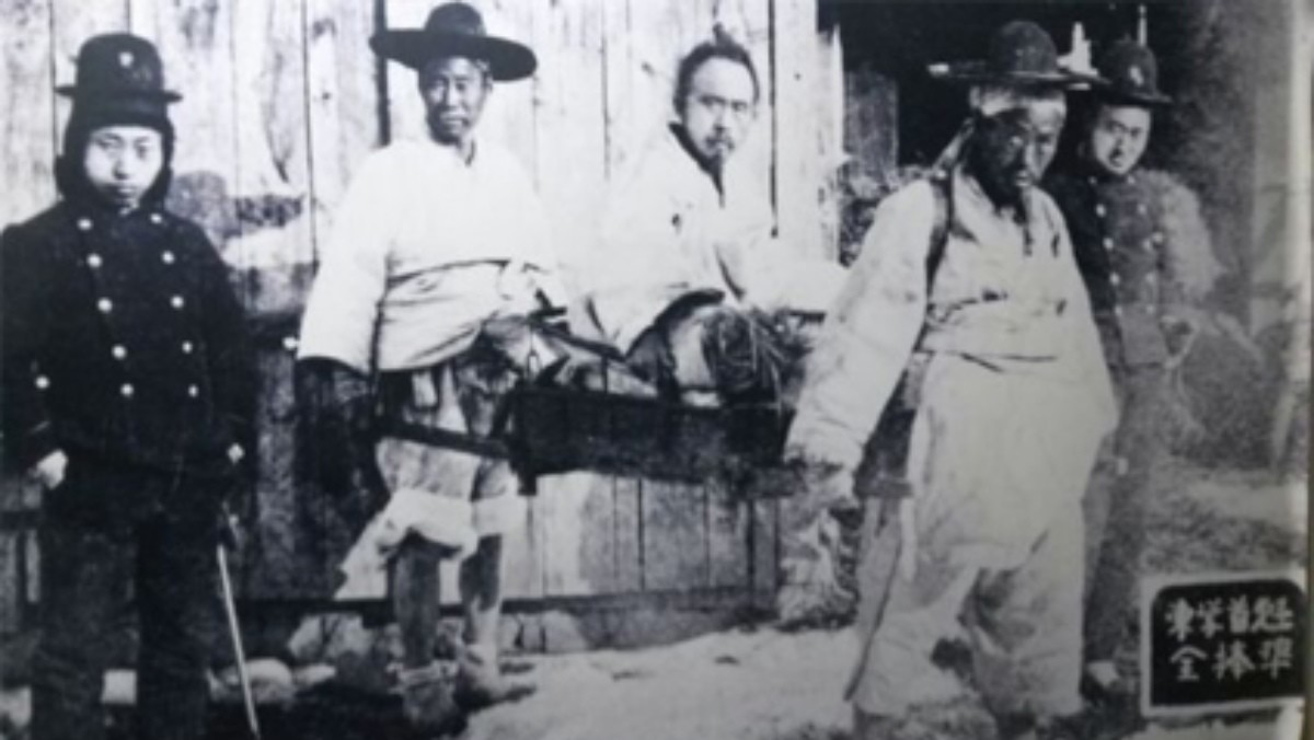 1895년 전봉준이 일본 영사관에서 조사를 받은 후 법무아문으로 이송되는 모습 / 동학농민혁명기념재단 홈페이지