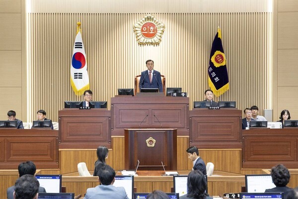 경상북도의회가 2026년 의원 해외연수를 전면 취소하고 관련 예산은 전액 반납하기로 결정했다. 사진은 경북도의회 임시회 전경/경북도의회