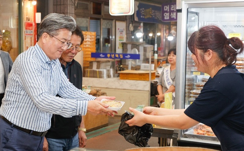 정용래 유성구청장이 송강전통시장에서 장을 보고 있다./사진=유성구