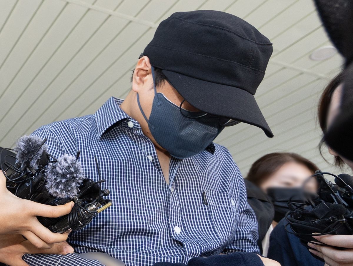 장미란 씨 등 실종 사건 2건을 허위 종결한 혐의를 받는 제주서부경찰서 소속 A 경장이 25일 제주지방법원에서 구속 전 피의자 심문(영장실질심사)을 마친 뒤 이동하고 있다. / 뉴스1