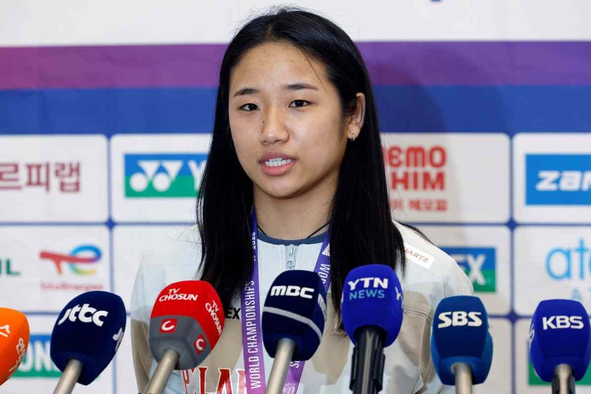 2026 세계배드민턴연맹(BWF) 세계선수권대회 여자 단식을 제패한 안세영이 25일 오전 인천국제공항을 통해 귀국해 취재진과 인터뷰를 하고 있다. 세계랭킹 1위 안세영은 지난 23일(한국시간) 인도 뉴델리에서 열린 2026 세계배드민턴연맹(BWF) 세계선수권대회 여자단식 결승에서 야마구치 아카네(2위·일본)를 49분 만에 게임 스코어 2-0(21-17 21-14)으로 제압하며 지난 2023년 우승 이후 3년 만에 다시 세계선수권 정상에 올랐다.  / 뉴스1