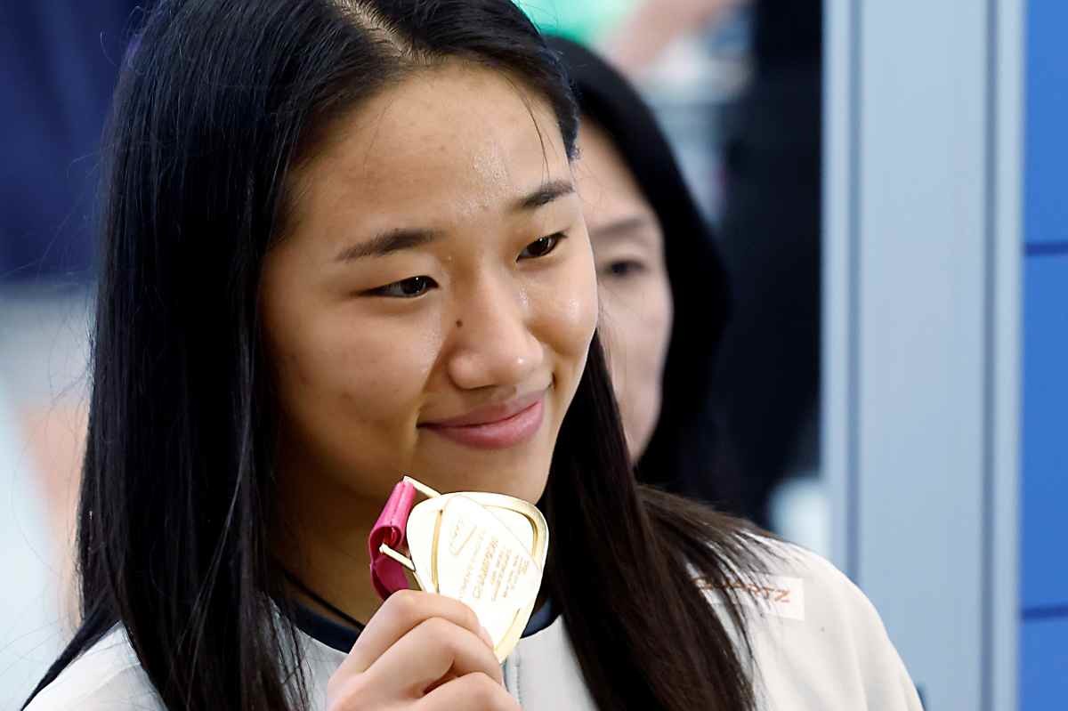 2026 세계배드민턴연맹(BWF) 세계선수권대회 여자 단식을 제패한 안세영이 25일 오전 인천국제공항을 통해 귀국해 우승 메달을 들어 보이고 있다.  / 뉴스1