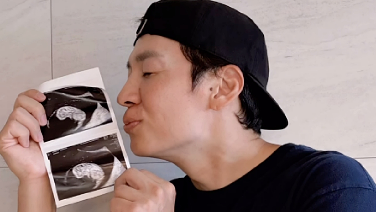 결혼 5년 만에 두 아이 아빠 됐다...초음파 사진 공개한 '45세 남자 가수'