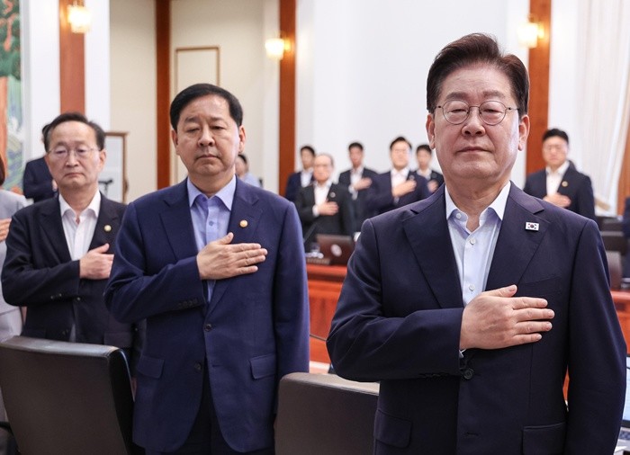 국무회의에서 국민의례를 하고 있는 이재명 대통령 / 뉴스1