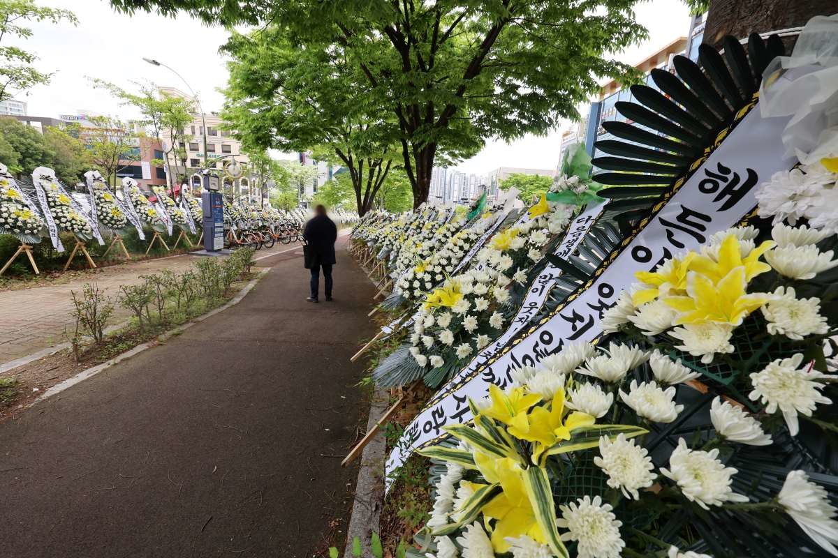 전남 순천시 광주지방법원 순천지원 앞에 친모의 학대로 숨진 생후 4개월 '해든이'를 추모하는 근조화환이 놓여 있다. 2026.4.23 / 연합뉴스