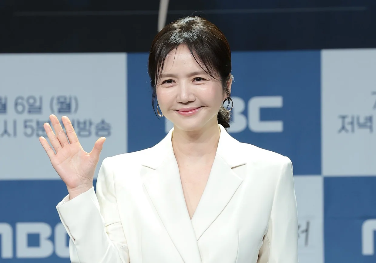 임지은, 흰색 재킷 차림으로 우아한 손 인사 (사진=뉴스1)