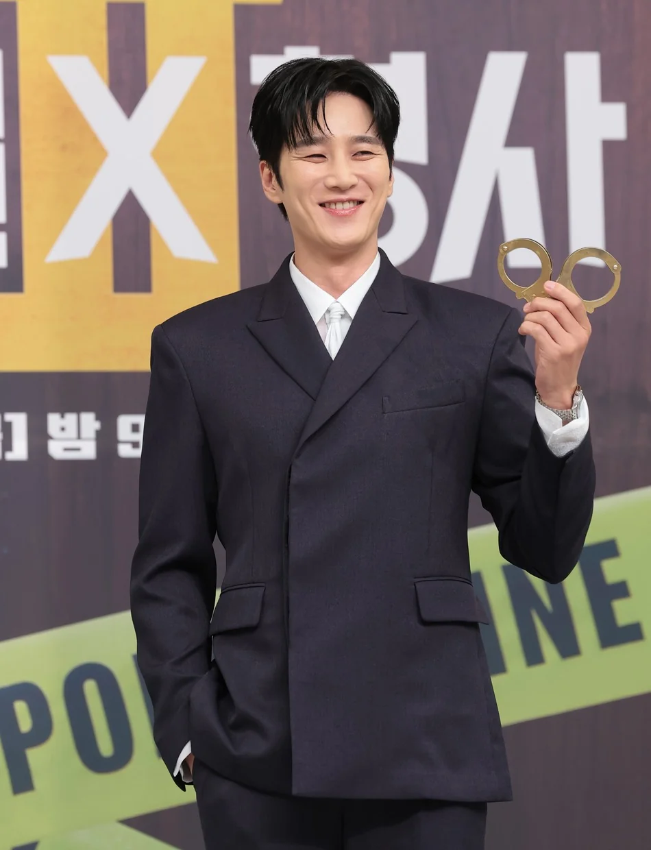 안보현, 하트 모양으로 만든 금색 수갑을 들며 환하게 웃다 (사진=뉴스1)