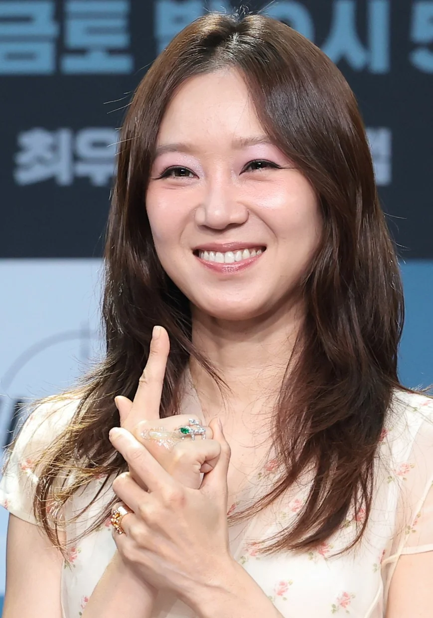 피스 제스처를 보이는 공효진 (사진=뉴스1)