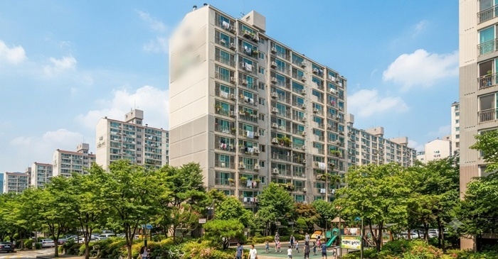 아파트 14층에서 추락한 초등학생, 다행히 '찰과상'만 입고 살아난 이유 