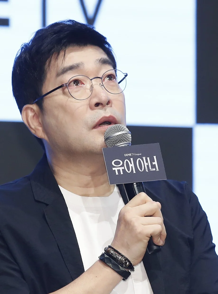 공개 하루 만에 톱10 진입, 닷새 만에 1위까지 / 안경을 쓴 손현주, 눈물 맺힌 표정 (사진=뉴스1)